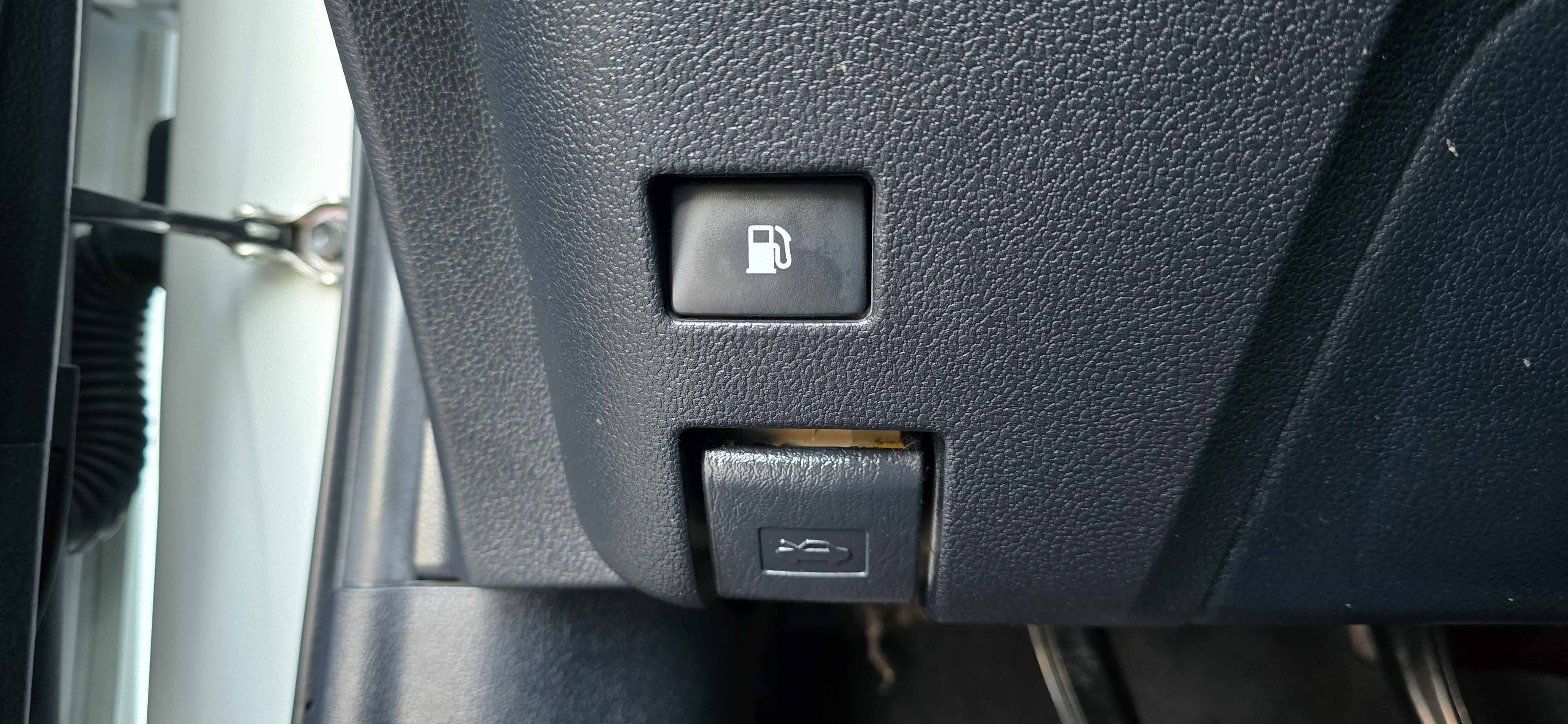 #1092 - 2017 Toyota Prius-27