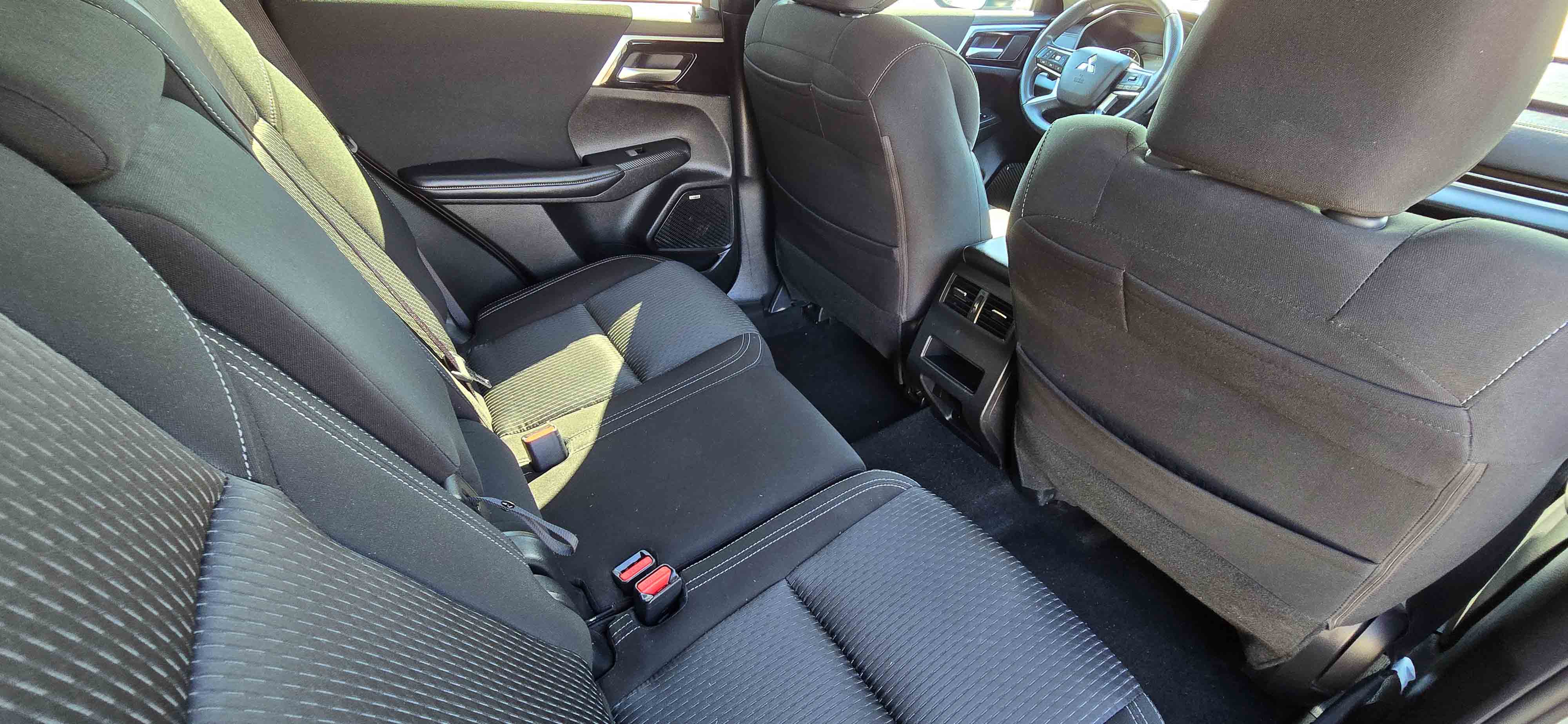 #1115 - 2025 Mitsubishi Outlander-35