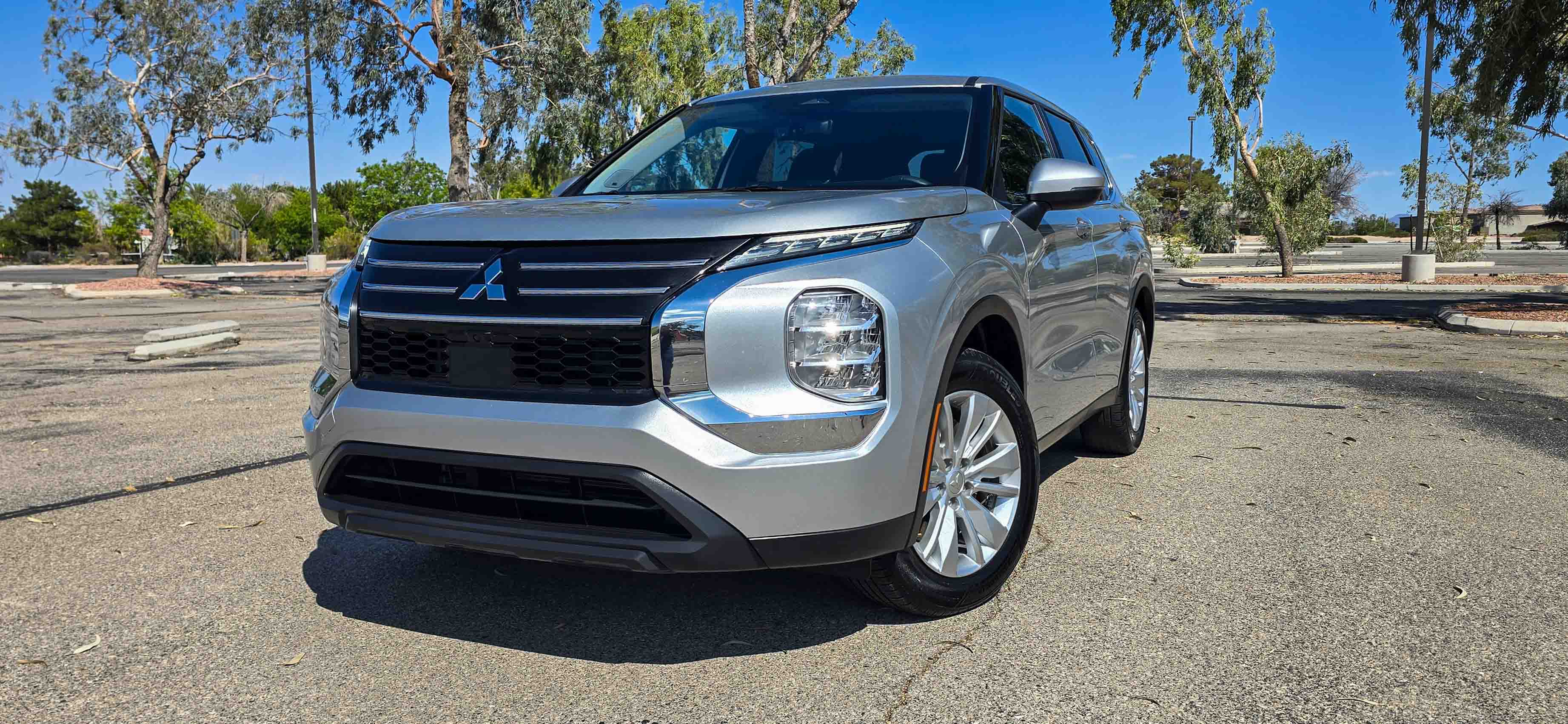 2025 Mitsubishi Outlander ES 2WD's photo